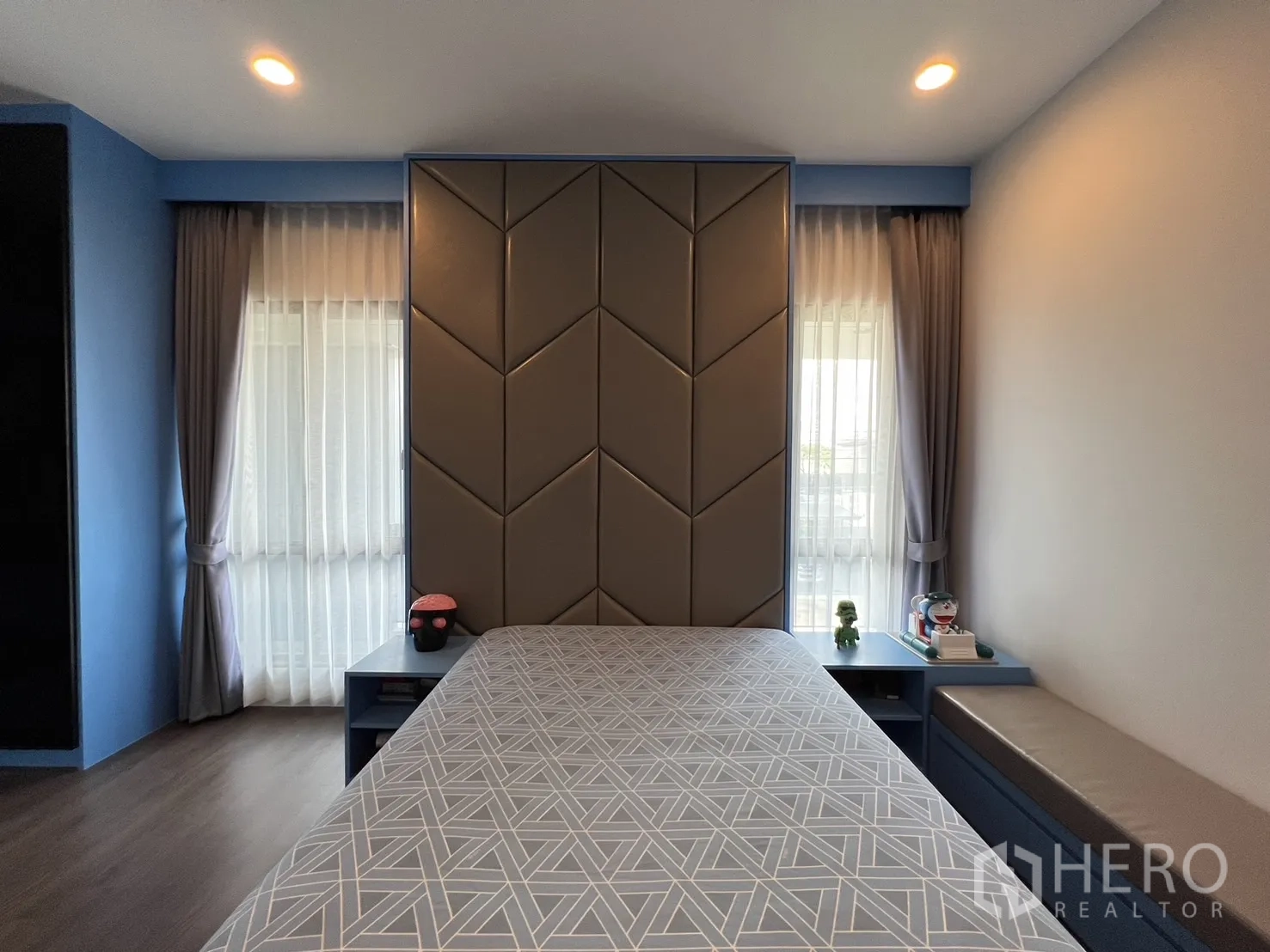 บ้าน ให้เช่าหรือขายในBang Kapi, Bangkok - ห้องนอนที่สาม มุมตรง หน้าต่างใหญ่ และชั้นข้างเตียง