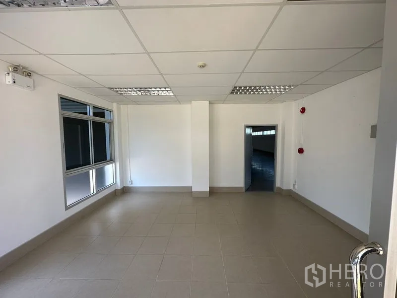 工厂 出租在Bang Bo, Samut Prakan - 小型瓷砖办公室，格栅吊顶，窗户可望向仓库。