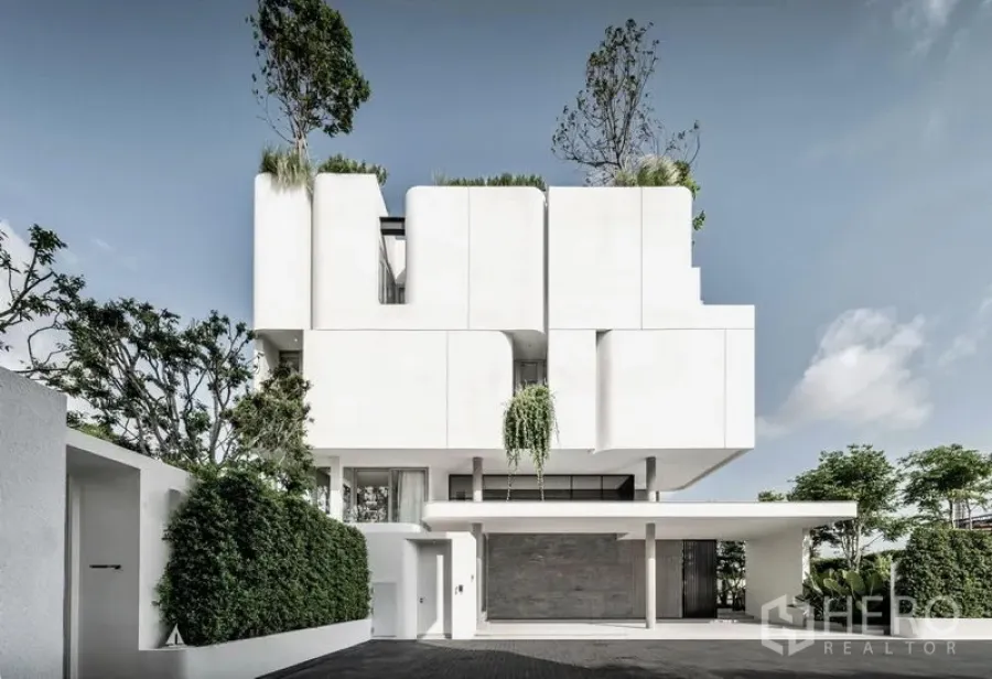 Detached House for sale in Saphan Sung, Bangkok - Corner elevation showing curved walls and trees on the rooftop garden of a Saphan Sung home.