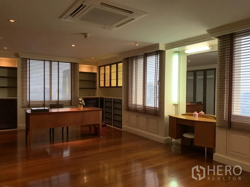 公寓 出租或出售在Watthana, Bangkok - 明亮书房，内置书架，两张书桌与城市景观百叶窗。