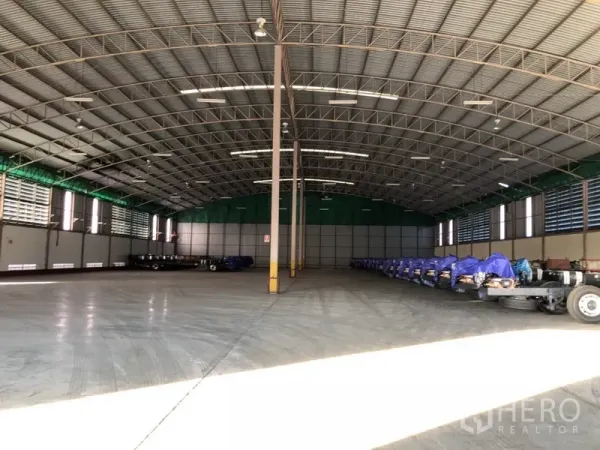 工厂 出租在Bang Pakong, Chachoengsao - 工厂内部空间开阔，钢结构高跨屋顶，抛光混凝土地面，侧墙百叶通风与充足照明。