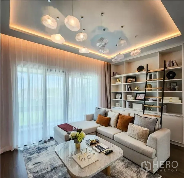 独立式住宅 出售在Bang Phli, Samut Prakan - 家庭活动室，转角沙发，壁柜书架与推拉落地门