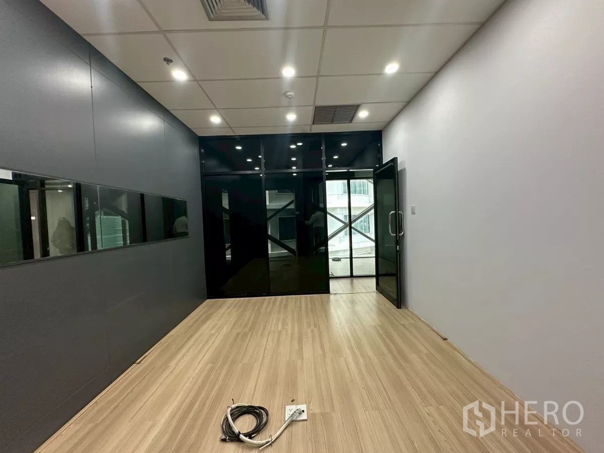 办公空间 出租在Watthana, Bangkok - 紧凑茶水/储物区，白色橱柜与带支撑的窗边。