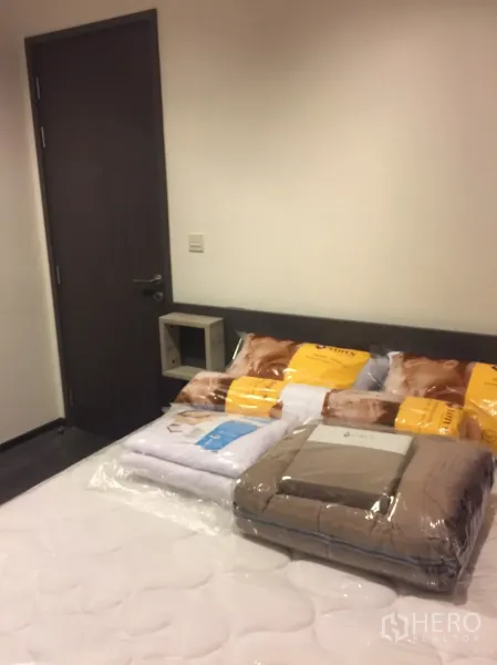 คอนโด ให้เช่าในWatthana, Bangkok - ห้องนอนเตียงควีน ประตูไม้โทนเข้ม พร้อมชุดเครื่องนอนใหม่