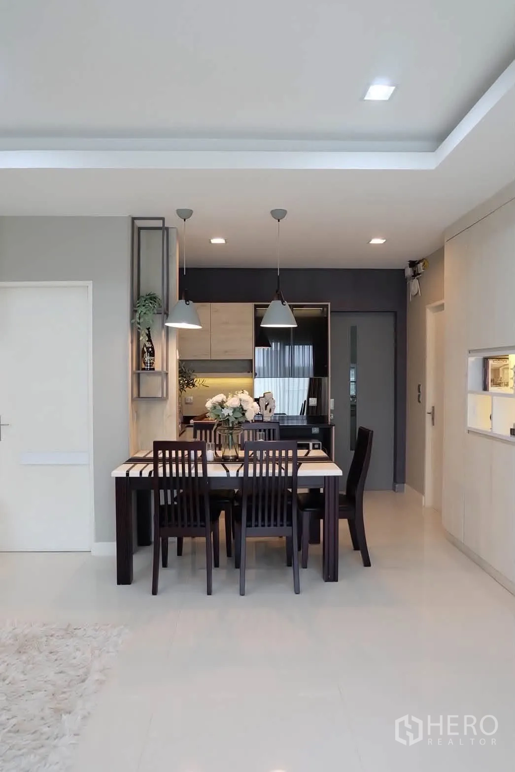 บ้านเดี่ยว for rent in Bang Phli, Samut Prakan - พื้นที่รับประทานอาหารเชื่อมครัวพร้อมไฟแขวนสไตล์โมเดิร์น