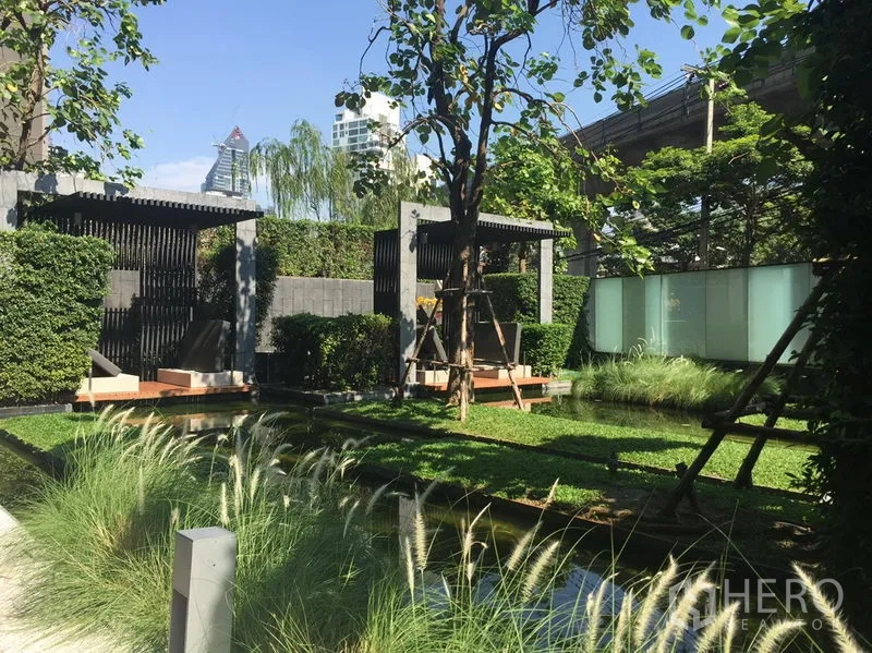 公寓 出租在Khlong Toei, Bangkok - 景观花园，设休闲凉亭、树林与水景