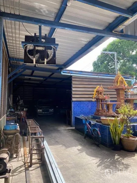 โรงงาน ขายในBang Khun Thian, Bangkok - ลานด้านข้างมีหลังคา พัดลมระบายอากาศ แท่นศาล และต้นไม้กระถาง