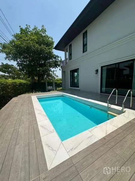 独立式住宅 出售在Prawet, Bangkok - 私人泳池另一角，靠绿篱与推拉玻璃门。