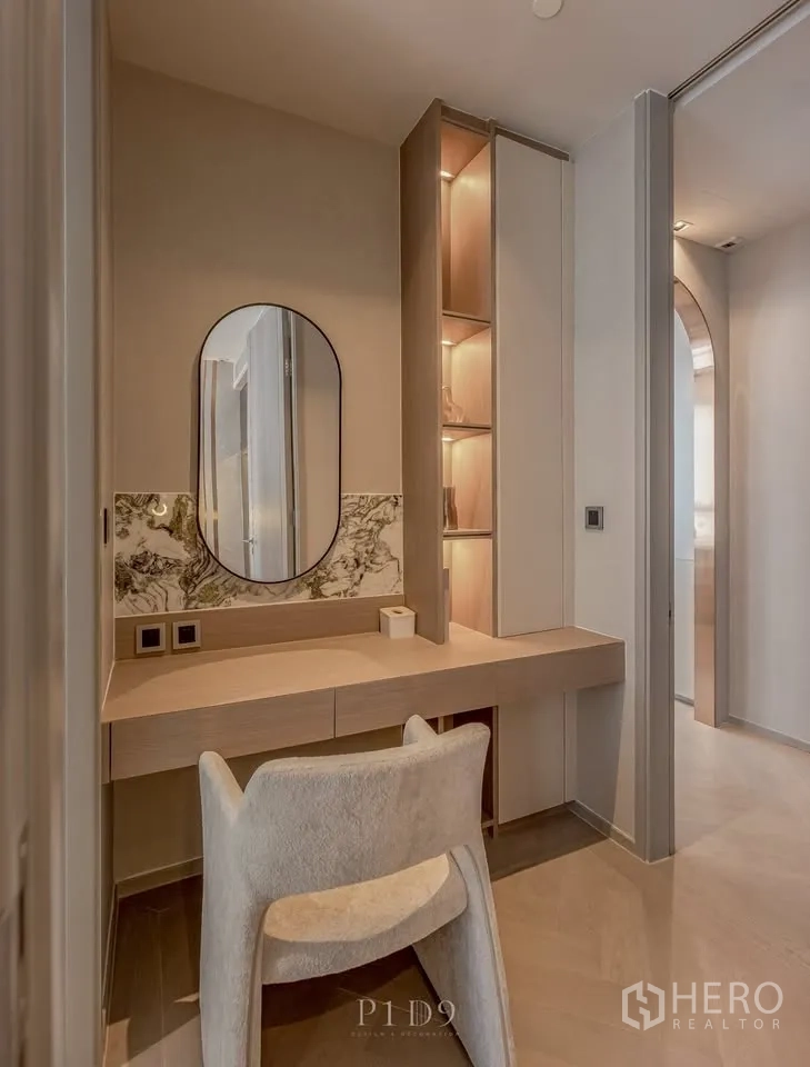 公寓 for rent in Sathon, Bangkok - 次梳妆区配圆形镜、木作柜体与展示层架。