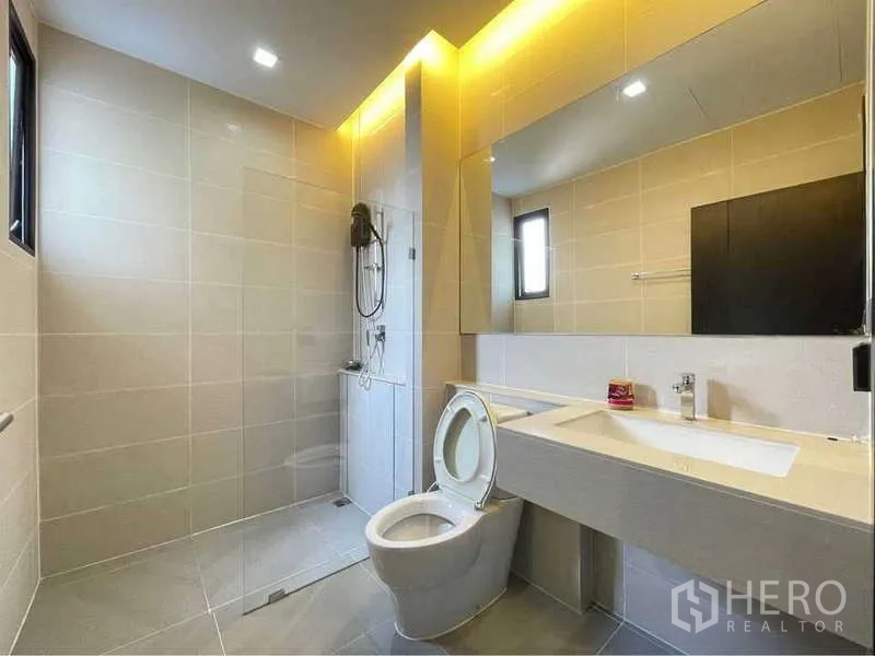 独立式住宅 出租在Bang Sue, Bangkok - 现代卫浴，步入式淋浴与背光镜柜