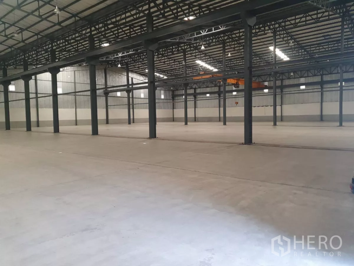 โรงงาน ให้เช่าในMueang Samut Prakan, Samut Prakan - พื้นที่โกดังโล่งกว้าง โครงสร้างเสาเหล็กและช่องแสงบนหลังคา