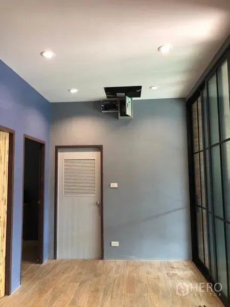 带办公室的家 出租在Suan Luang, Bangkok - 走廊工作区，灰色门与玻璃隔断，天花嵌灯。