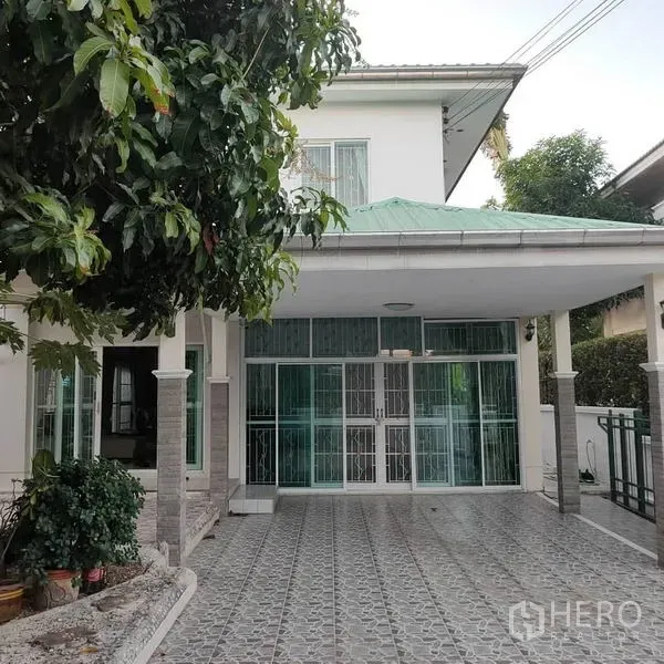 บ้าน ขายในMin Buri, Bangkok - ที่จอดรถมีหลังคา ปูพื้นกระเบื้อง พร้อมประตูบานเลื่อนกระจก