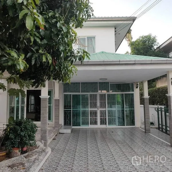 บ้าน ขายในMin Buri, Bangkok - ที่จอดรถมีหลังคา ปูพื้นกระเบื้อง พร้อมประตูบานเลื่อนกระจก