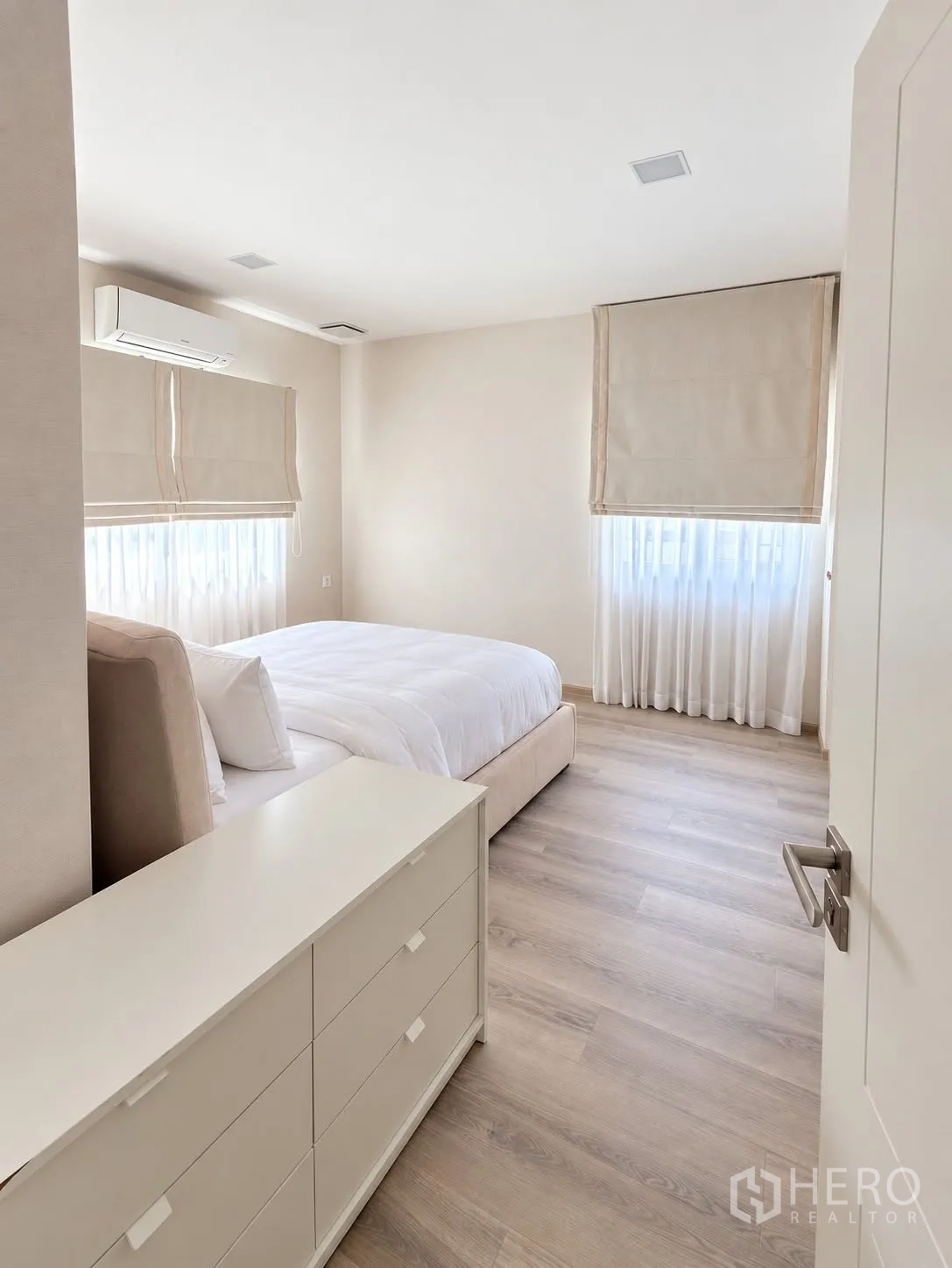 独栋房屋 for rent in Bang Phli, Samut Prakan - 带空调的卧室，双人床、斗柜与浅色木地板。