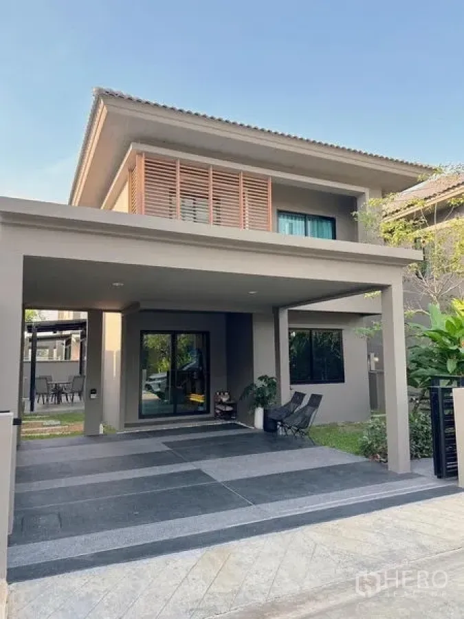 บ้าน ขาย - บ้านเดี่ยวสองชั้นสไตล์โมเดิร์น พร้อมที่จอดรถมีหลังคา 2 คัน และสวนหน้าบ้าน