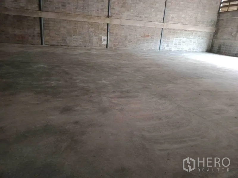 Warehouse for rent in Mueang Samut Sakhon, Samut Sakhon - Open industrial floor space with reinforced concrete and side ventilation panels.