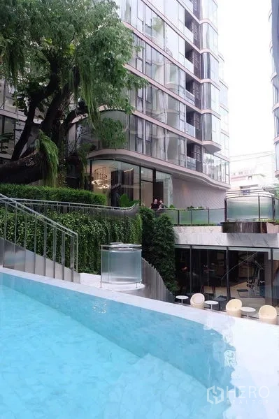 คอนโด ให้เช่าในWatthana, Bangkok - สระว่ายน้ำกลางแจ้งข้างสวนขั้นบันได และอาคารคอนโดกระจกสมัยใหม่