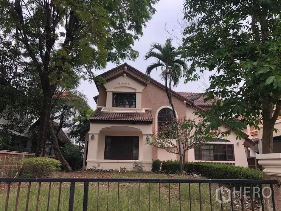 Detached House for rent - Two-storey detached house with tiled roof, large front lawn and mature trees.