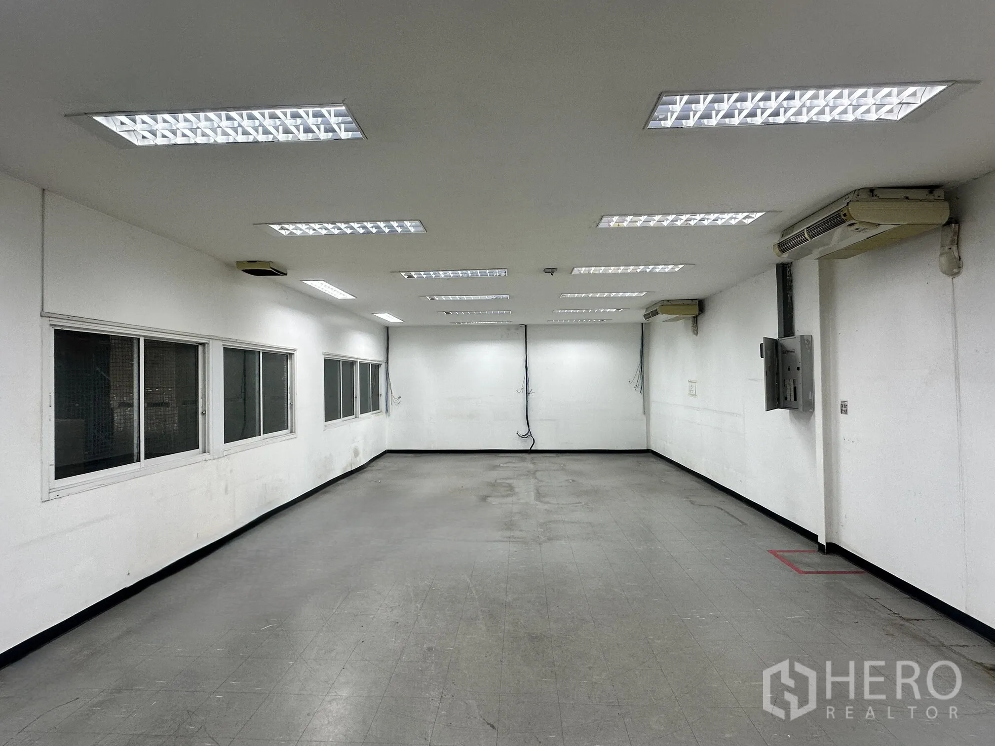 โกดัง for rent in Lat Krabang, Bangkok - พื้นที่ออฟฟิศภายในขนาดใหญ่ มีหน้าต่างและเครื่องปรับอากาศหลายเครื่อง