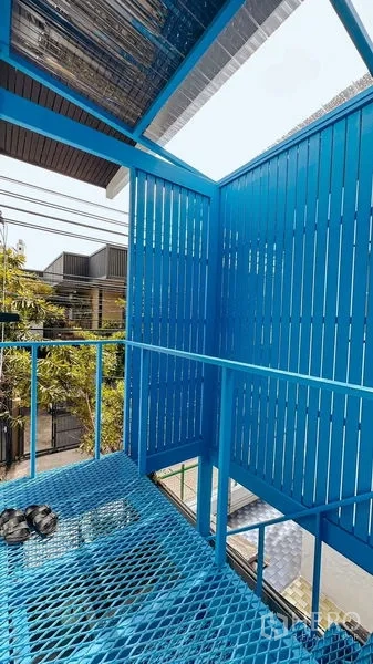 带办公室的家 出租在Watthana, Bangkok - 半封闭阳台，蓝色金属栏杆与百叶板，可眺望街景。