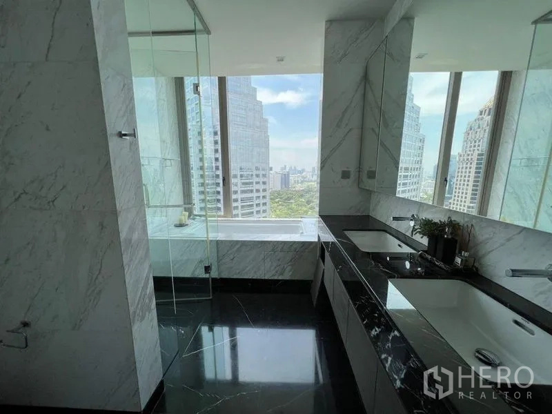 公寓 出租在Bang Rak, Bangkok - 宽敞浴室设双台盆、玻璃淋浴间与天际线视野。