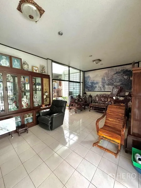Detached House for sale in Yan Nawa, Bangkok - Open living area with display cabinets, tiled floors and glass-block partition.