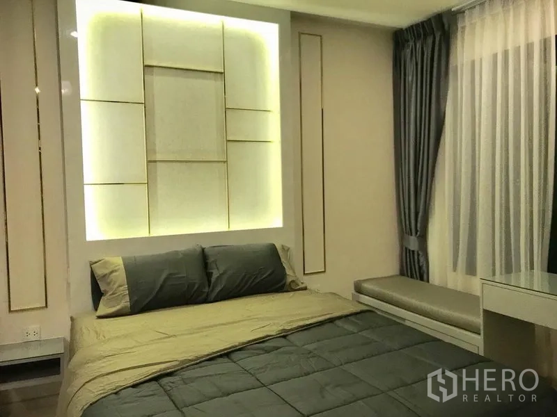คอนโด ให้เช่าในHuai Khwang, Bangkok - ห้องนอนอบอุ่น ผนังหัวเตียงมีแสงซ่อน เตียงนอนและผ้าม่านทึบ