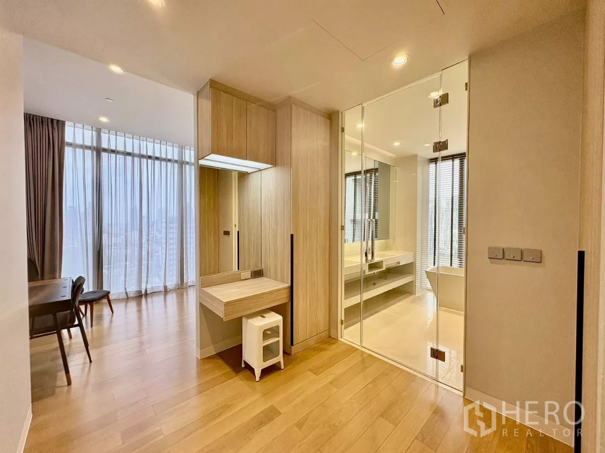 公寓 出租在Watthana, Bangkok - 更衣区带梳妆台，明亮玻璃卫浴相连。