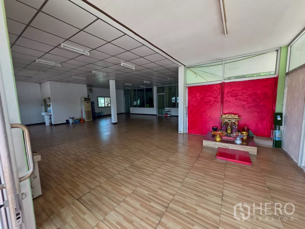 โรงงาน ให้เช่าในMueang Samut Sakhon, Samut Sakhon - โถงสำนักงานกว้าง พื้นกระเบื้องลายไม้ เพดานทีบาร์ และผนังกระจกกั้นห้อง