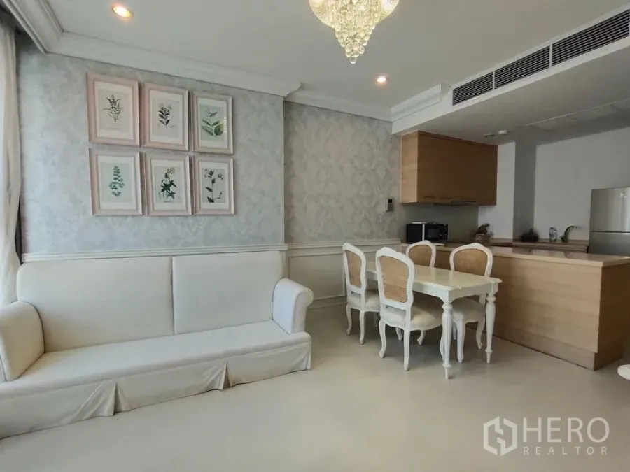 公寓 出租在Khlong Toei, Bangkok - 开放式起居与厨房，白色餐桌椅搭配木色橱柜与内置电器