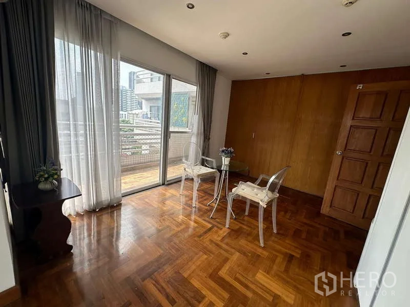 公寓 出租在Watthana, Bangkok - 休闲角落，纱帘通向阳台，可观城市景观。