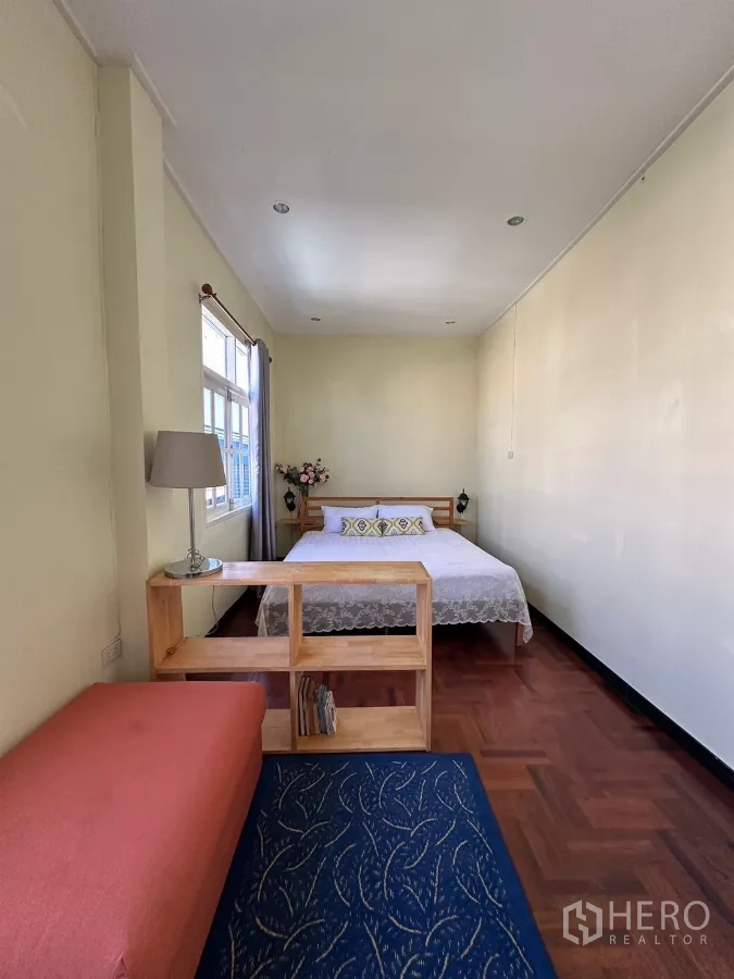带办公室的家 出租在Suan Luang, Bangkok - 狭长卧室，床、沙发与窗边隔断架。