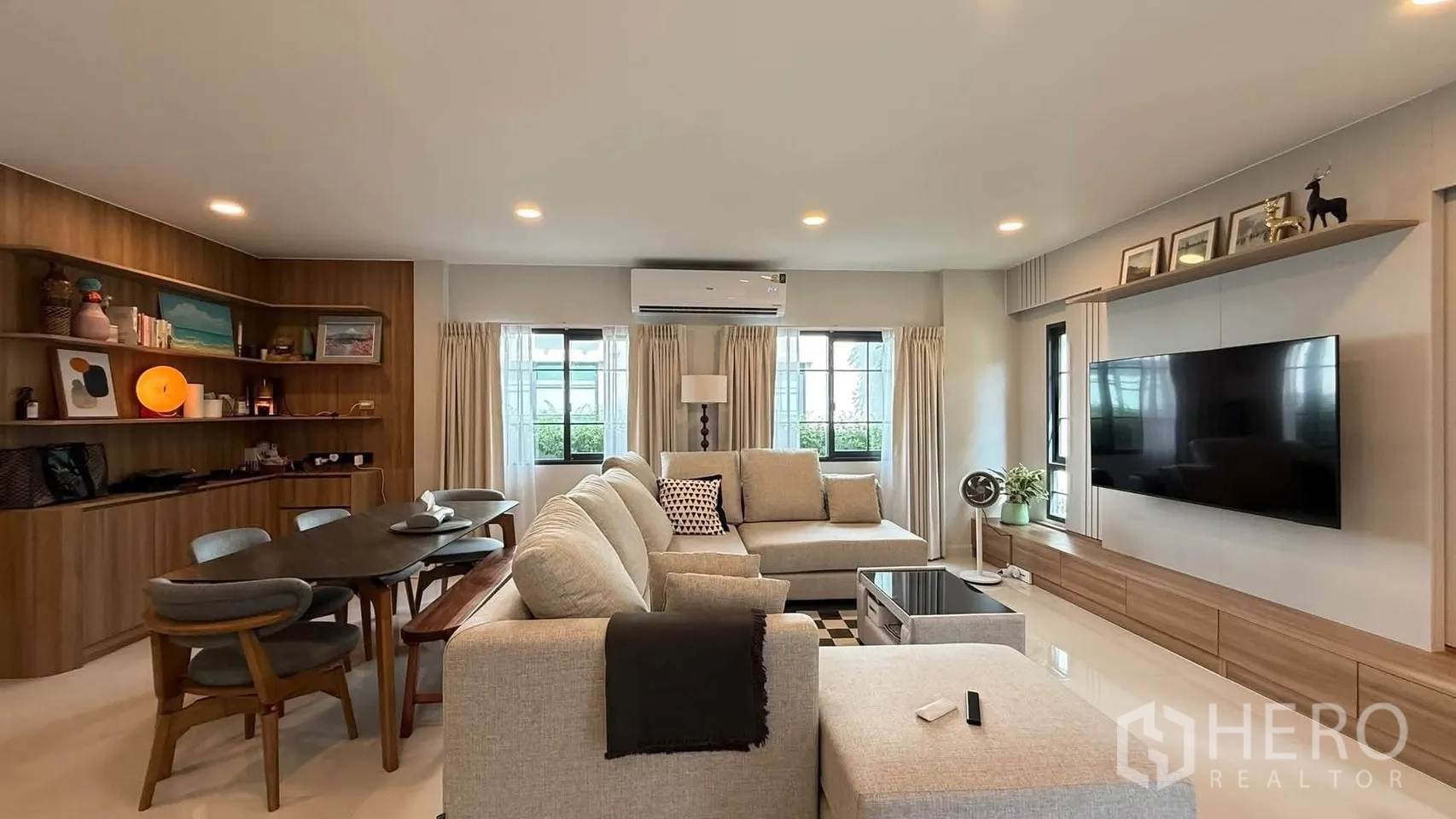 Detached House for rent in Bang Phli, Samut Prakan - Airy living space with multiple windows, media wall, indoor plants, and bright flooring.
