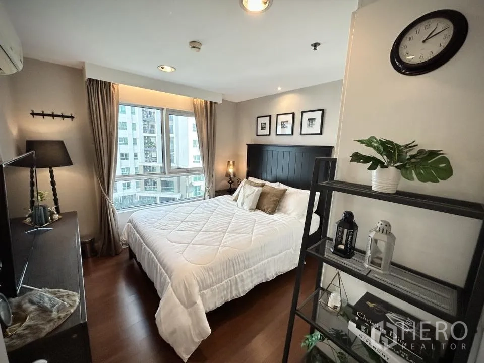 คอนโด for rent in Huai Khwang, Bangkok - ห้องนอนเตียงสีขาว ชั้นวางของ และวิวเมือง