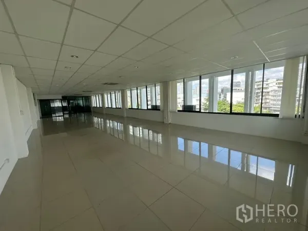 Office Space for rent - Expansive open-plan office floor with long windows and city views near BTS Phra Khanong.