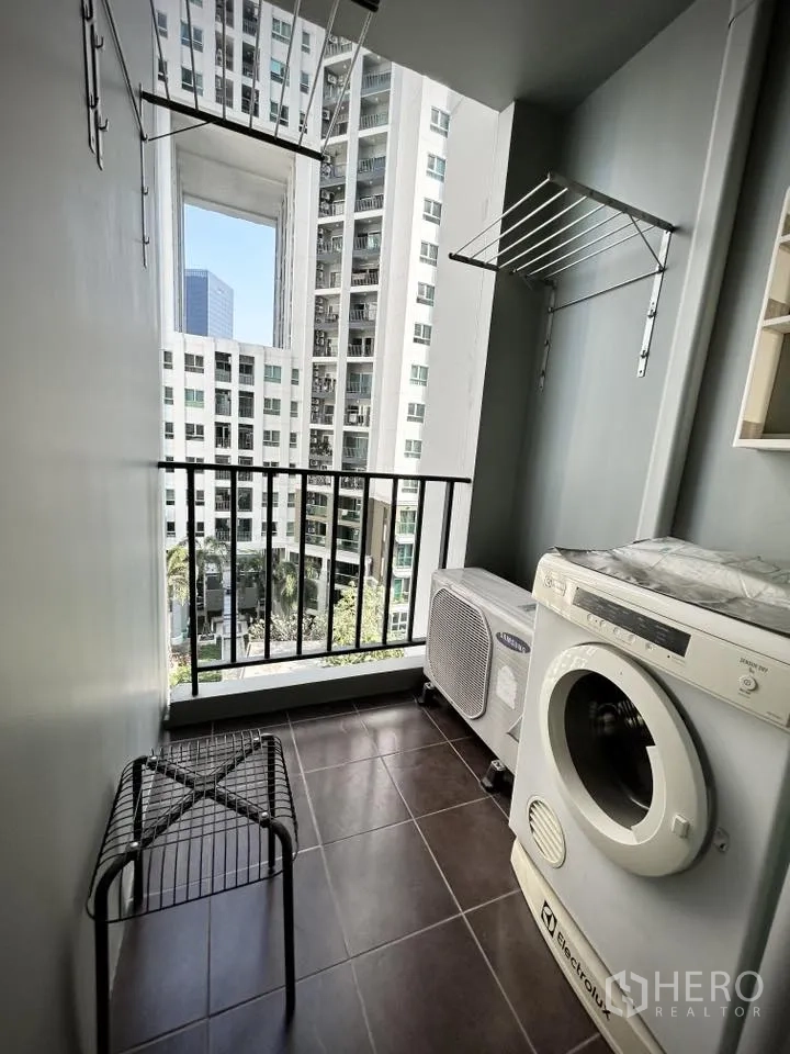 คอนโด for rent in Huai Khwang, Bangkok - ระเบียงซักล้างพร้อมเครื่องซักผ้า ราวตาก และวิวเมือง
