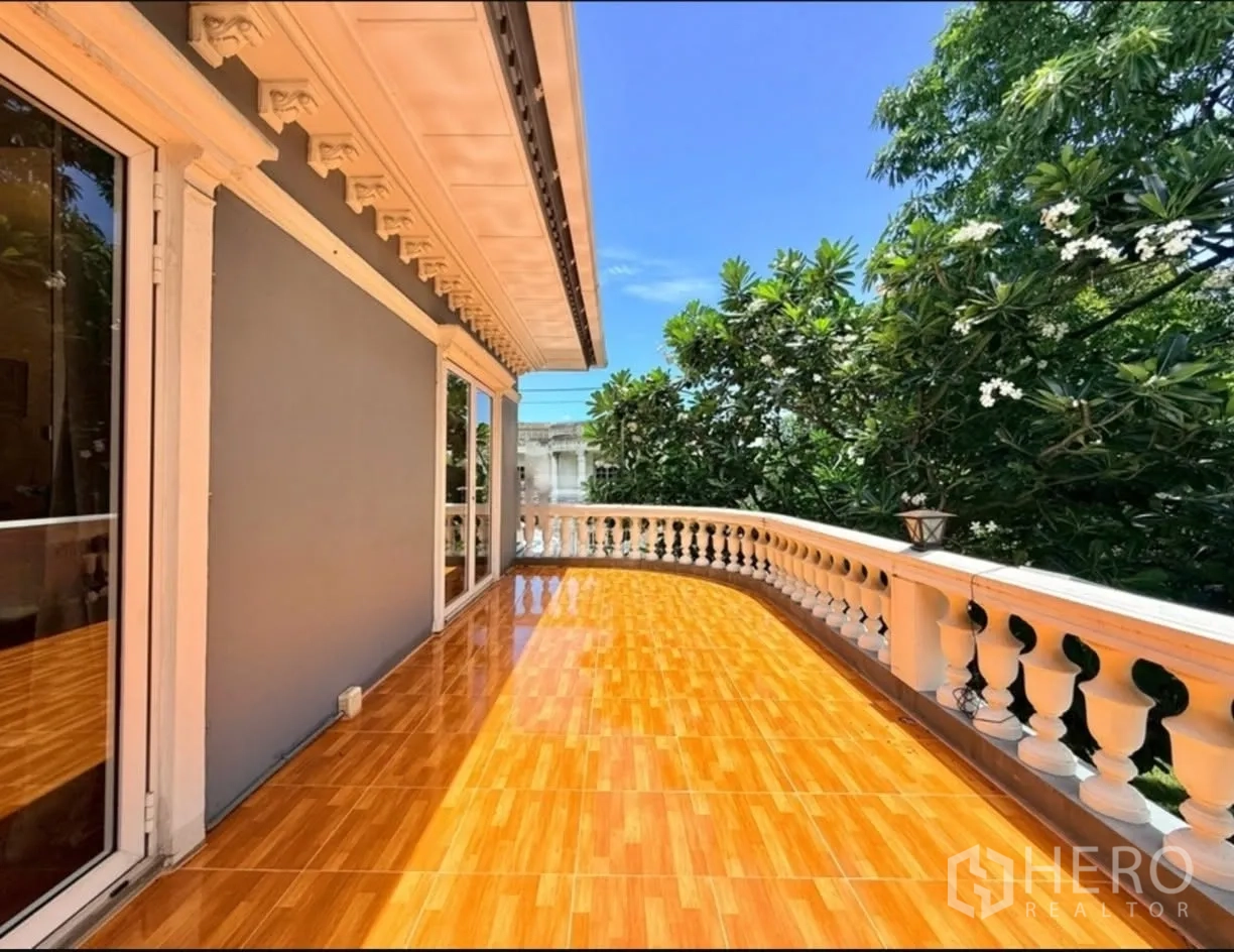 Detached House for rent in Phra Khanong, Bangkok - Upstairs balcony with wood-tone tiles and decorative balustrade.