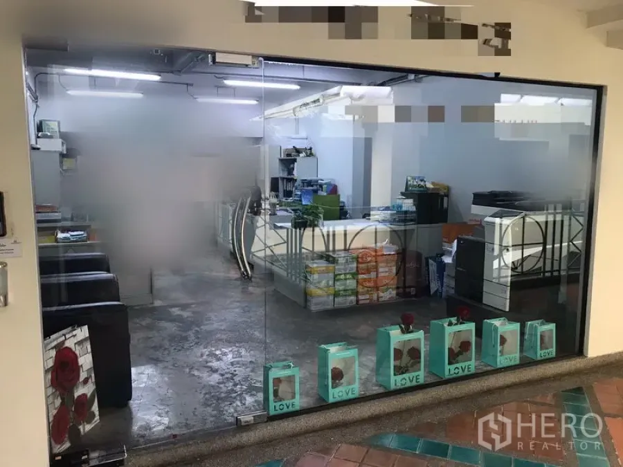 办公空间 出租在Watthana, Bangkok - 玻璃门面办公室入口，开间式工作区，顶灯明亮与抛光水泥地面。