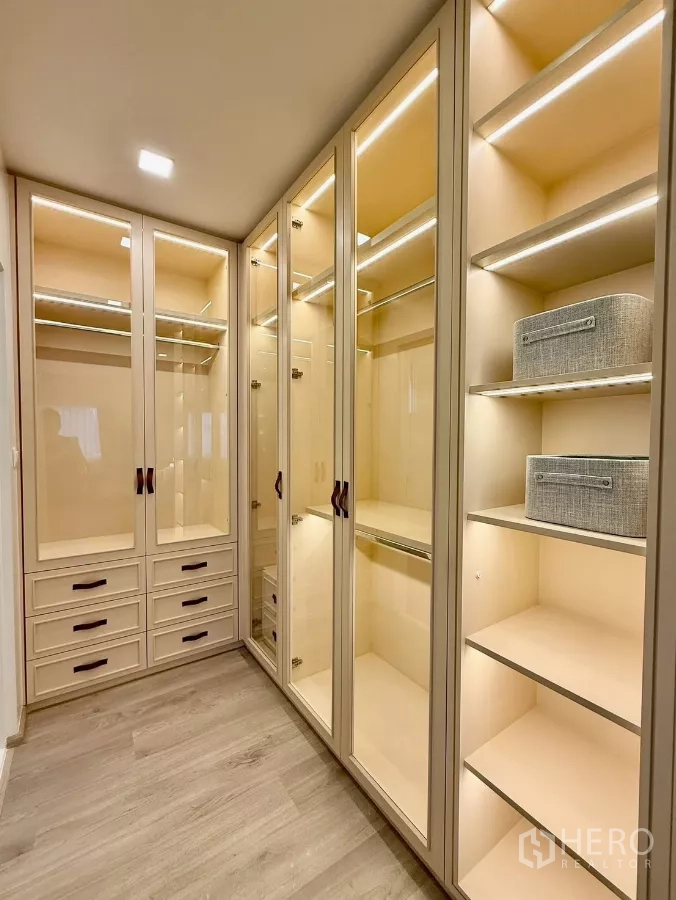 บ้าน ให้เช่าในBang Phli, Samut Prakan - ห้องแต่งตัวตู้กระจกไฟในตัวและลิ้นชักจำนวนมาก