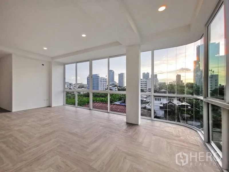 带办公室的家 出售在Suan Luang, Bangkok - 弧形转角房，通高玻璃与城市全景