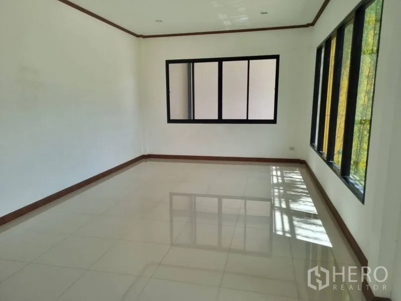 Warehouse for rent or sale in Krathum Baen, Samut Sakhon - Spacious office area with glossy tile flooring and windows on two sides.