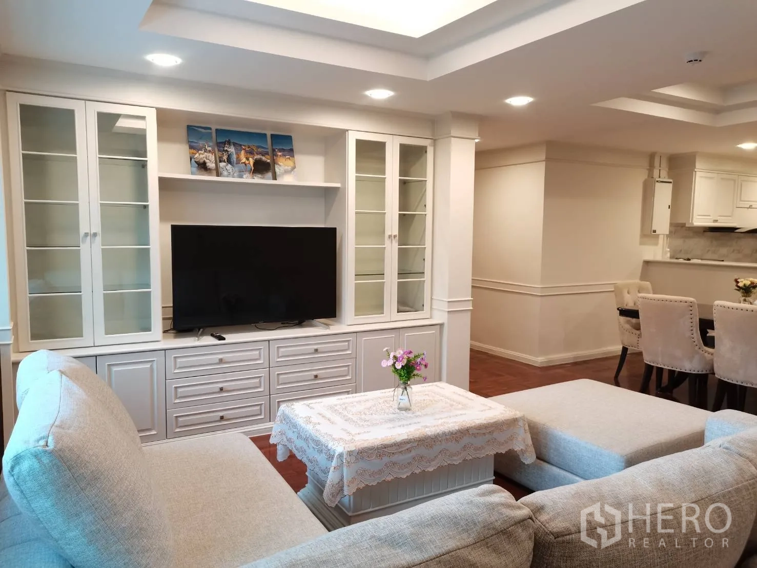 公寓 for rent in Watthana, Bangkok - 内置电视墙特写，玻璃展示柜、抽屉、咖啡桌与转角沙发。