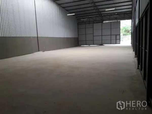 货栈 出租在Lam Luk Ka, Pathum Thani - 开放式仓库，入口设大型推拉门与宽敞装卸区。