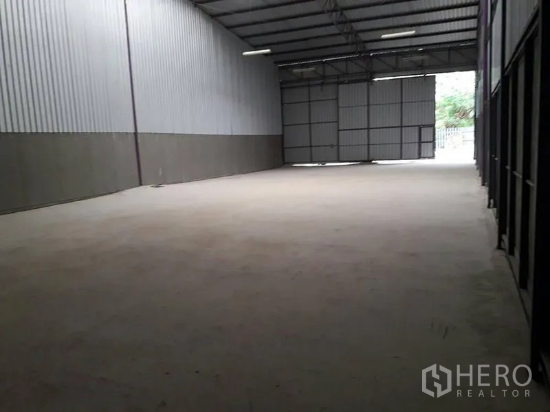 货栈 出租在Lam Luk Ka, Pathum Thani - 开放式仓库，入口设大型推拉门与宽敞装卸区。