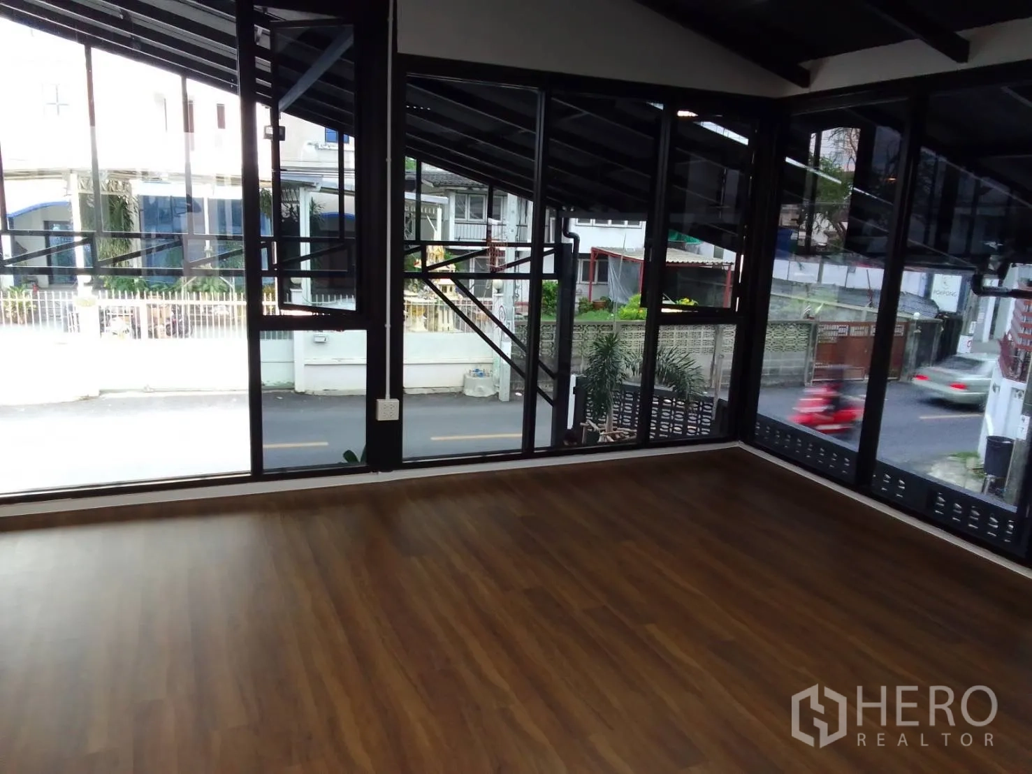带办公室的家 出租在Wang Thonglang, Bangkok - 转角办公室，落地窗与木地板采光充足