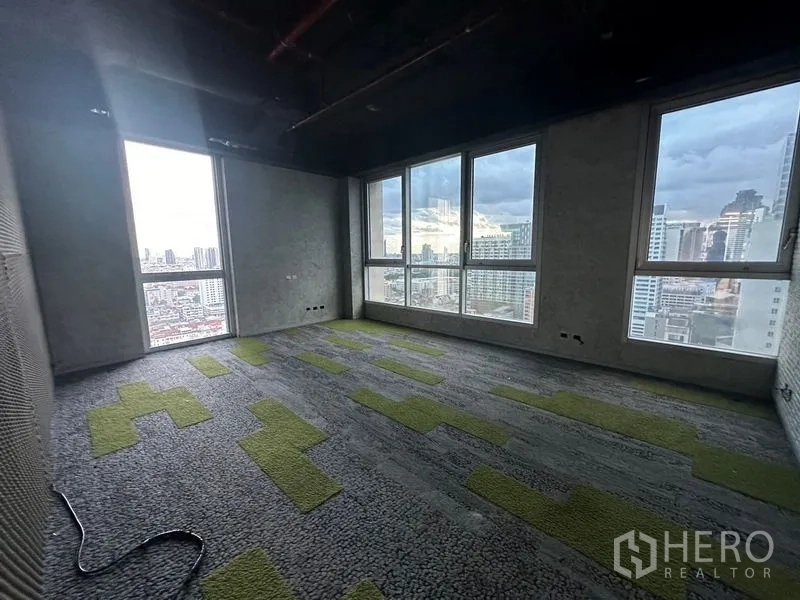 办公空间 出租在Bang Rak, Bangkok - 会议室，绿色点缀地毯与全景城市景观