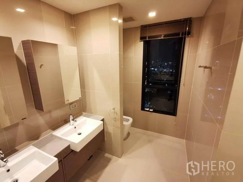公寓 出租或出售在Din Daeng, Bangkok - 宽敞浴室，双洗手台，大窗可见夜景。