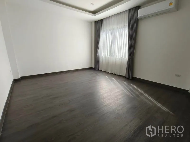 独立式住宅 出租或出售 - 采光卧室，配空调与双层窗帘。