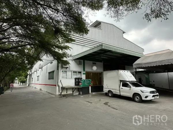โรงงาน ให้เช่าในLat Krabang, Bangkok - อาคารโรงงานพร้อมท่าโหลดยกระดับ กันสาดโลหะ และรถขนส่ง ใต้ร่มไม้